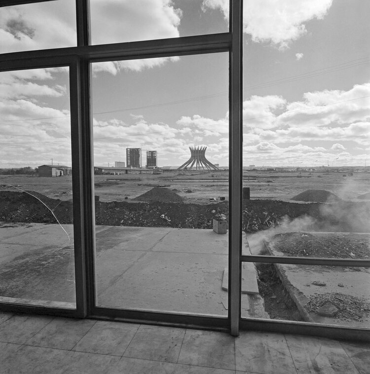 MARIANA W. VON HARTENTHAL Brasília’s Metropolitan Cathedral under construction, 1960. © Peter Scheier Instituto Moreira Salles Collection.